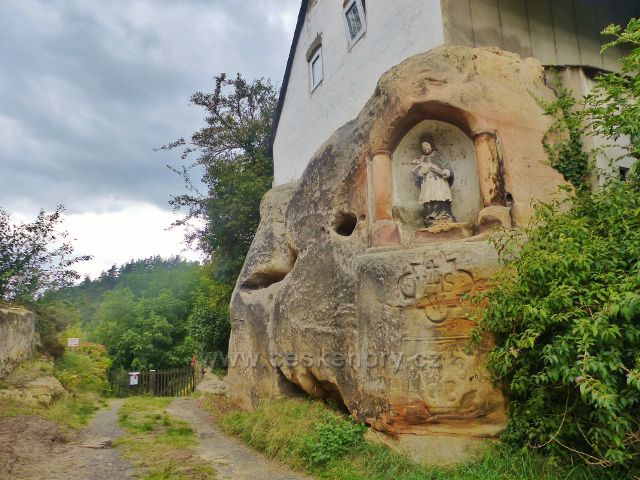 Klokočí - domkařská usedlost čp.2 s tesaným výklenkem se sochou sv.Jana Nepomuckého u trasy po žluté TZ ke skalnímu hradu Rotštejn