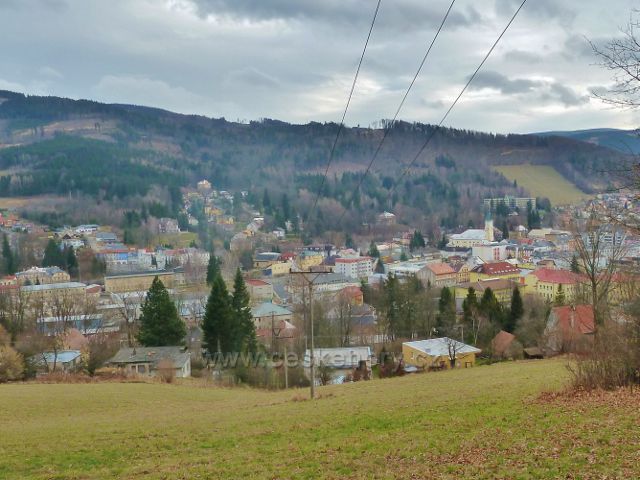 Jeseník Muzikantská stezka - pohled na město a Křížový vrch (698 m.n.m.)