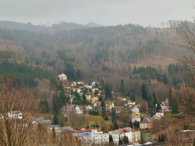 Jeseník, Muzikantská stezka - pohled ke Křížovému vrchu (689 m.n.m.) s kostelem sv. Anny