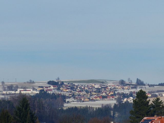 Pohled na Faltusův kopec (638 m.n.m.) a Sobkovice na jeho úbočí