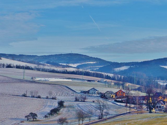 Pohled na Bukovou horu a horní okraj obce Bystřec
