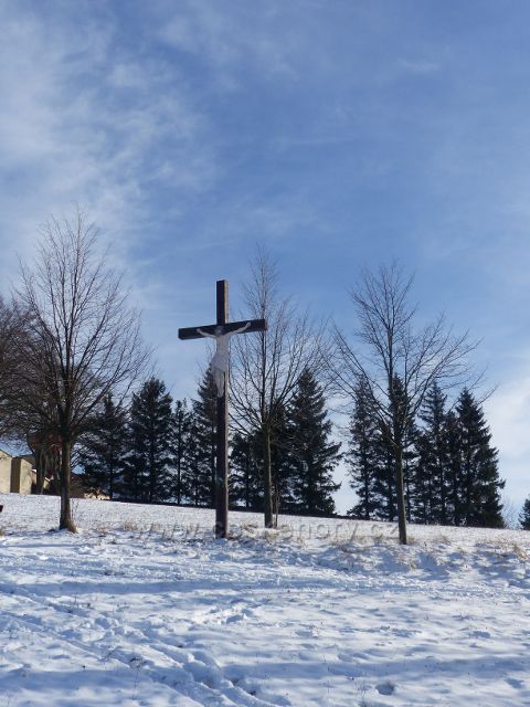 Králíky - dřevěný kříž u stezky k Mariánskému pramenu