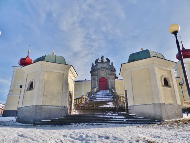 Králíky, Mariánský kopec - schodiště a vstupní portál do areálu kláštera Hora Matky Boží Hedeč