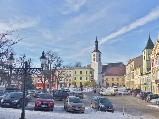 Králíky - Velké náměstí a kostel sv. Archanděla Michaela, který mimo jiné skrývá i varhany od místního varhanáře Ignaze Welzela