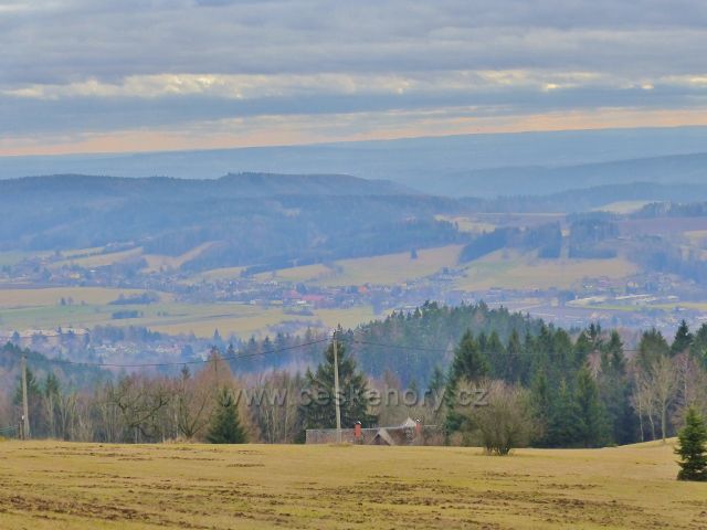 Malé Svatoňovice - pohled z pastvin Na Horách k Úpici
