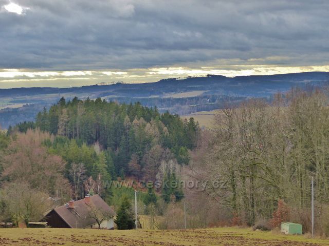 Malé Svatoňovice - pohled z cesty bratří Čapků na protilehlý hřeben