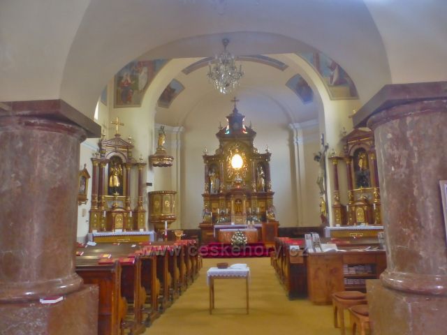 Malé Svatoňovice - interiér kostela sv. Panny Marie Sedmiradostné