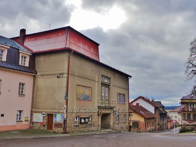 Malé Svatoňovice - budova Kulturního klubu na náměstí Karla Čapka