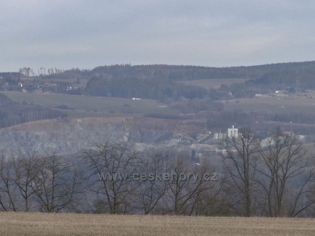 Obora - pohled ze silnice do Doubravice nad Svitavou ke kamenolomu Újezd u Boskovic