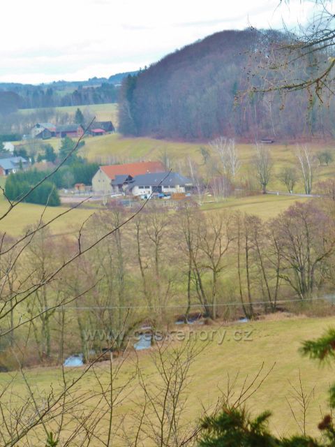 Kunvald - pohled z výhledového místa nad údolím Rokytenky ke Krejsovu kopci