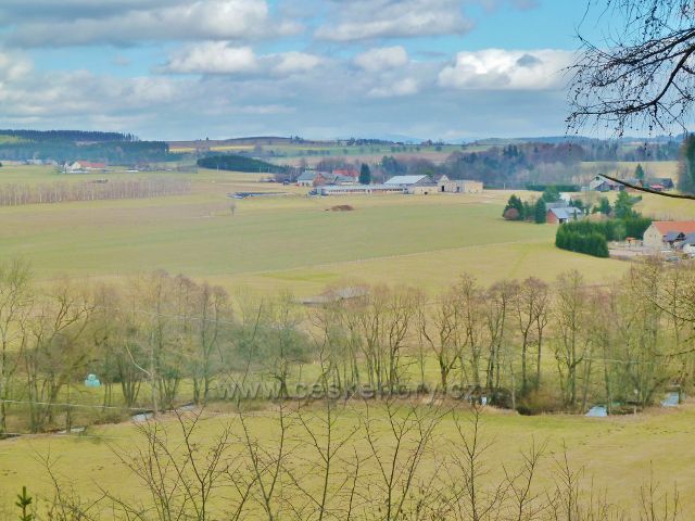 Kunvald - pohled z výhledového místa nad údolím Rokytenky k zemědělským objektům