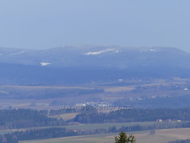 Vrbice - pohled z cesty Dr. Jarkovského k pásmu Orlických hor.