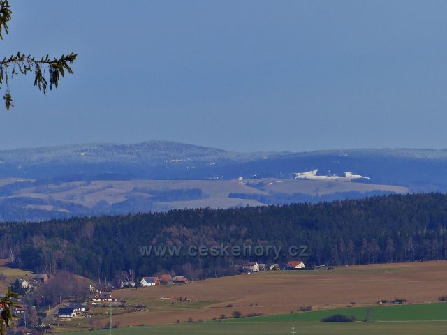 Potštejn - pohled z cyklostezky od Vrbice k Orlickým horám. Vpředu je horní část Merklovic a na obzoru se rýsuje vrch Jahodná (505 m.n.m.)