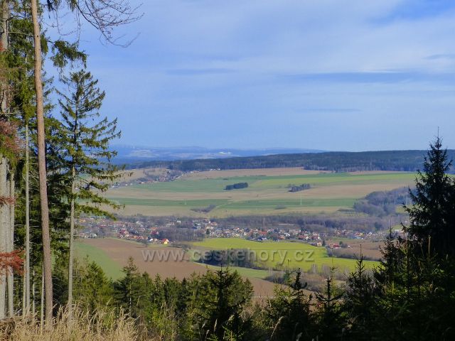 Potštejn - pohled z cyklostezky od Vrbice na Záměl a Merklovice. Na obzoru je vrch Jahodná