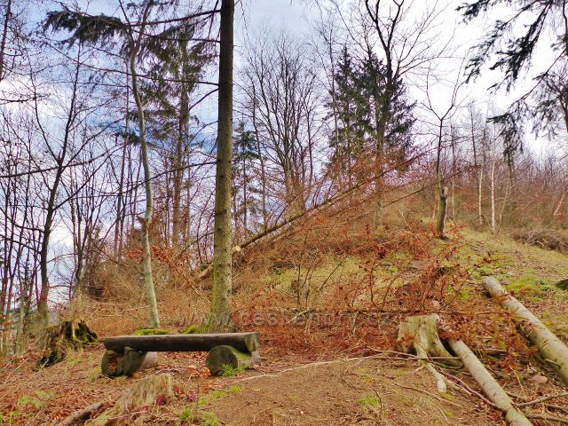 Potštejn - další lavička na hřebenové trase výstupu ke zřícenině hradu Velešov