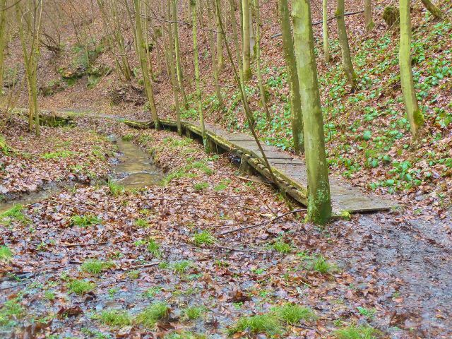 Vadětín - dřevěný chodník podél potoka nahrazuje cestu Údolím Sejfů