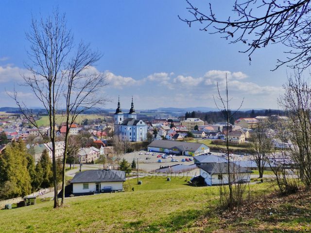 Žamberk - pohled z úbočí Rozálky ke kostelu sv. Václava