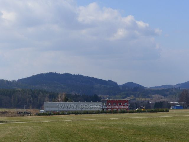 Žamberk - nová budova letiště.V pozadí Přim(523 m.n.m.) a Hůrka nad Českou Rybnou(558 m.n.m.)