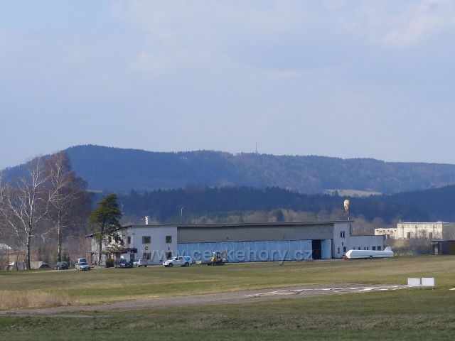 Žamberk - letiště, hangár s stará budova. V pozadí je litický Chlum(603 m.n.m.)