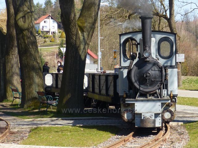 Žamberk - úzkokolejná lokomotiva před Muzeem starých strojů vyjíždí na zkušební jízdu