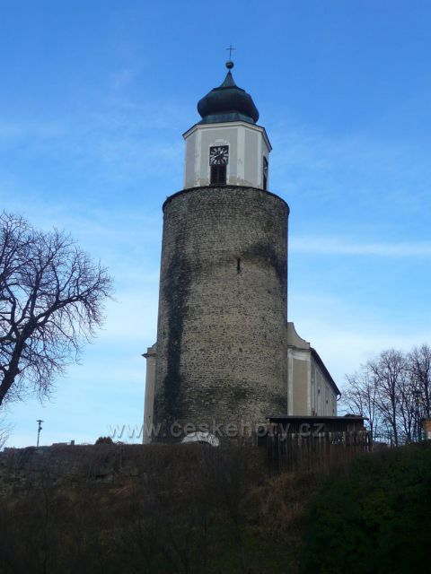 Žulová - pozůstatek věže hradu Frýdberku a k ní přistavěná loď kostela sv. Josefa.