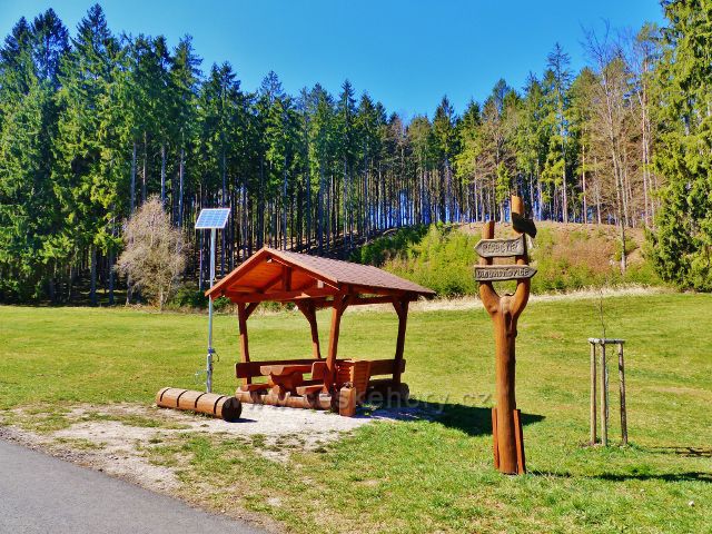 Dlouhoňovice - turistický přístřešek s cyklistickým terminélem u cyklostezky do Písečné