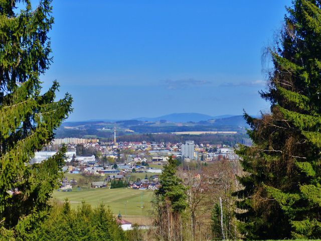 Dlouhoňovice - pohled z okraje lesa nad sjezdovkou k Žamberku