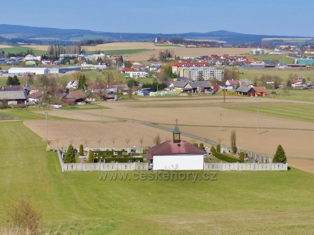 Dlouhoňovice - pohled na hřbitov pod výhlednou a bývalé "mlékárenské" sídliště
