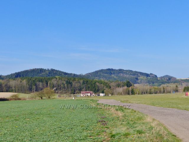 Žamberk - pohled z letiště na Přím(532 m.n.m.), Hůrku u Čes.rybné (558 m.n.m.) a Kletnou(523 m.n.m.) nad Liticemi