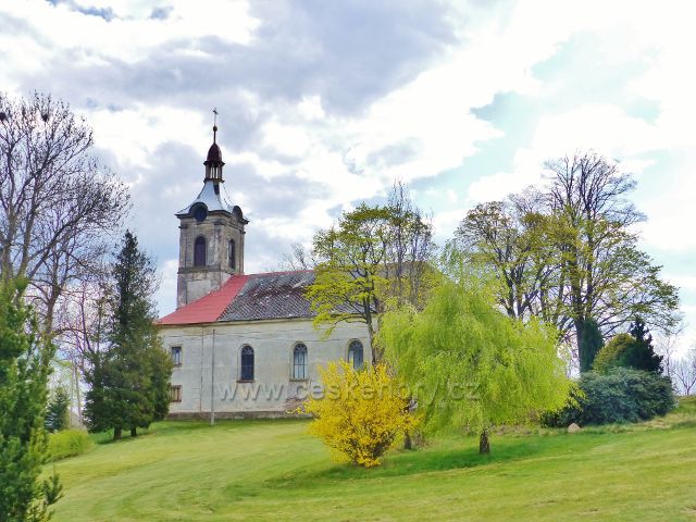 Klasicistní farní kostel sv. Filipa a Jakuba v Nebeské Rybné