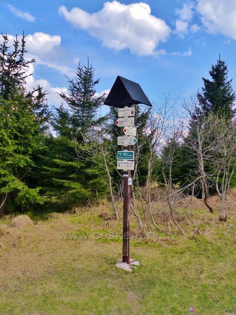 Turistický rozcestník"Velká Deštná(rozc.,srub.) 1103 m.n.m."