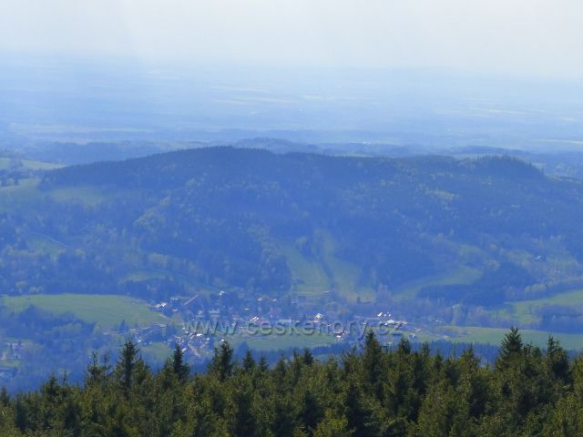 Pohled z rozhledny Velká Deštná na vrch Plasnický Špičák(833m.n.m.) a vrch Špičák(841 m.n.m.) nad Deštnou v Orlických horácz