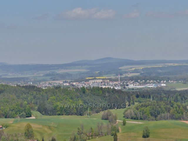 Pohled z nejvyššího místa hradní zříceniny Žampach k Žamberku