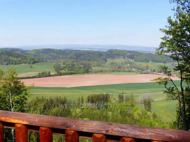 Pohled z vyhlídkového ochozu na Žampachu na hřeben Kozince.Vpravo je část obce Písečná
