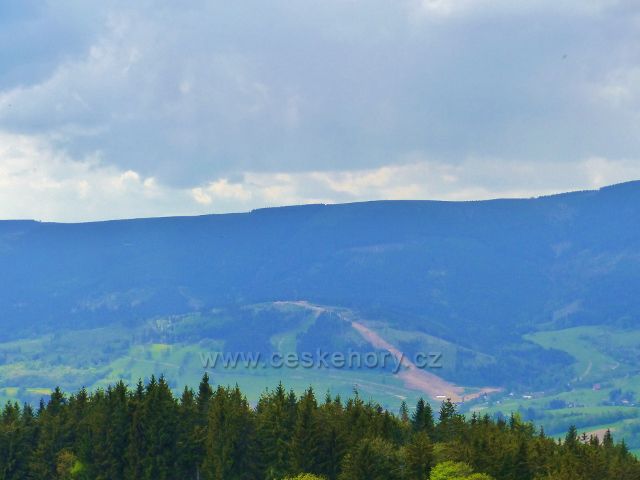 Pohled z úbočí Větrova na vrch Štvanice s rozhlednou a ski areálem nad osadou Hynčice pod Sušinou