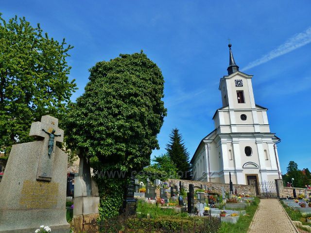 Jamné nad Orlicí - kostel Nejsvětější Trojice stojí ve svahu u hřbitova
