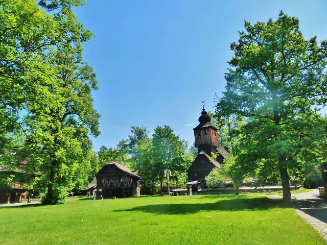 Valašské muzeum v přírodě - Billeho měšťanský dům a kostel sv.Anny z Větřkovic