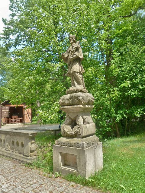 Rožnov pod Radhoštěm - Dřevěné městečko - pomník sv. Jana Nepomuckého u mostku přes potůček