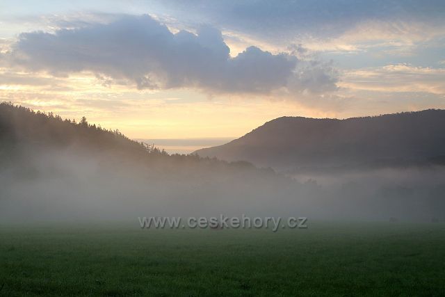 Mlha v údolí Ohře