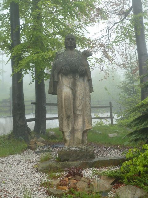 Pustevny - socha Valacha s ovečkou u hotelu Tanečnice