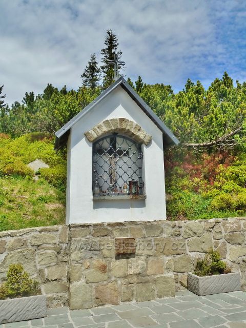 Výklenková kaplička na vrcholu Lysé hory