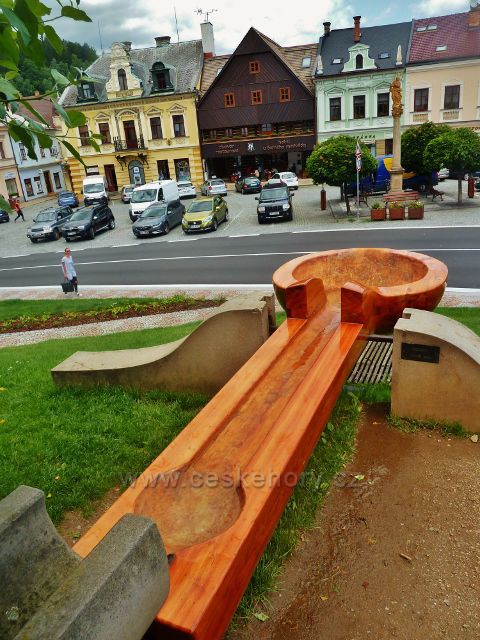 Jablonné nad Orlicí - obří lžíce v parčíku na náměstí 5.Května