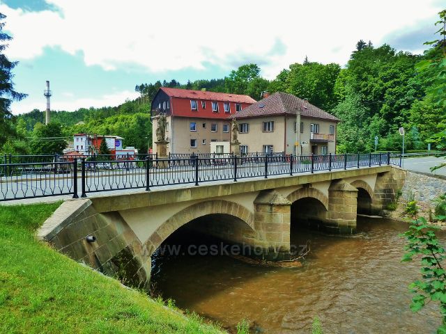 Jablonné nad Orlicí - barokní kamenný most přes Tichou Orlici byl postaven v roce 1840.Je 32 m dlouhý a 9,5 m široký.