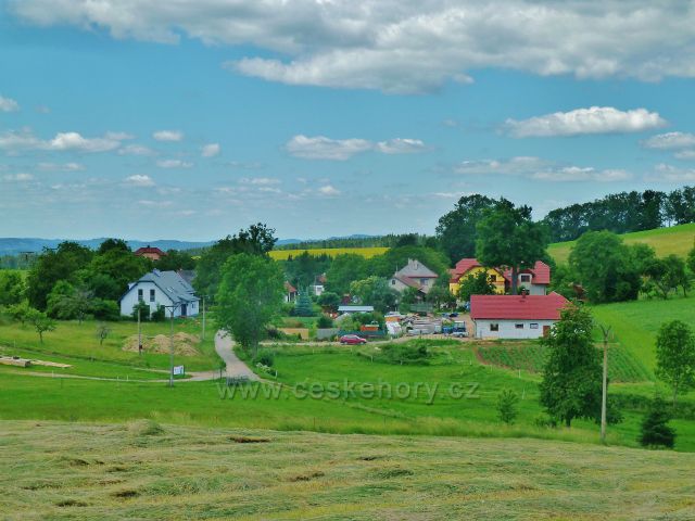 Pohled z vrcholu Malova kopce k osadě Vedralovice (část Mistrovic)