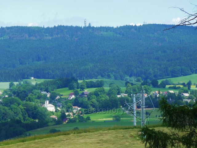 Mistrovice - pohled z úbočí Blažkovského kopce na Jamné nad Orlicí s kostelem Nejsvětější Trojice a na Suchý vrch