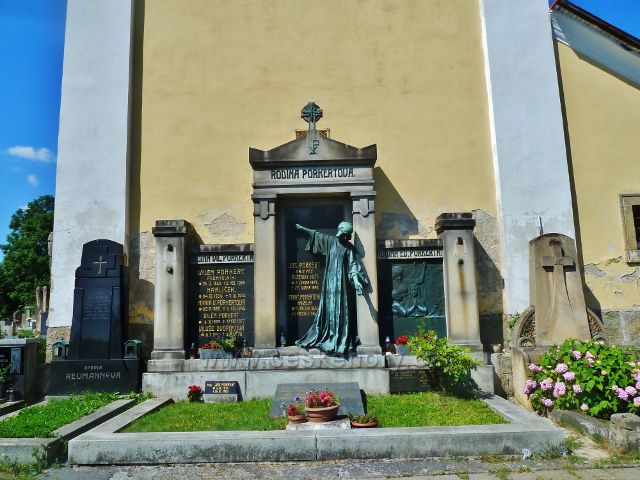 Skuhrov nad Bělou - hrobka rodiny Paukertů(zakladatelé výroby světoznámých litinových mlýnků) na hřbitově u kostela sv.Jakuba