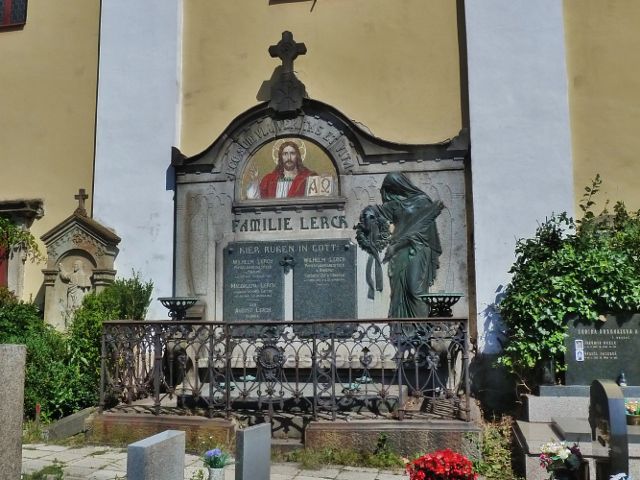 Skuhrov nad Bělou - hrobka rodiny továrníka Lercha, majitele papírny v Kvasinách na hřbitově u kostela sv.Jakuba