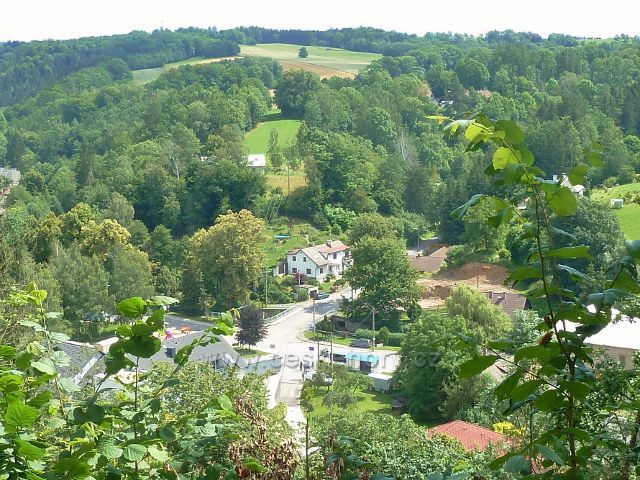 Skuhrov nad Bělou - pohled od paty rozhledny na hradním kopci(421 m.n.m.) do středu obce