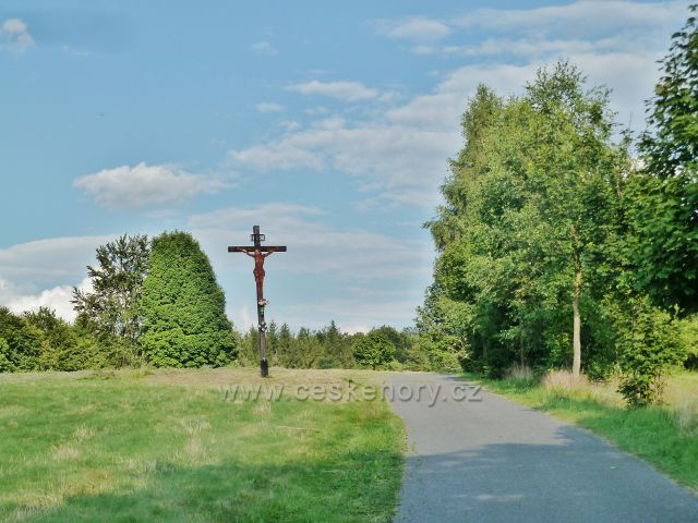 Svratka - dřevěný kříž u silničky k loveckému zámečku Karlštejn