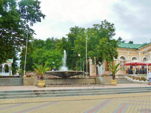 Františkovy Lázně - fontána u vstupu do Městských sadů